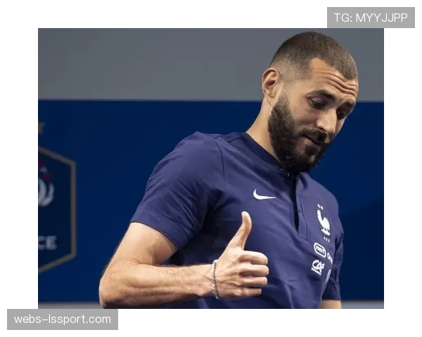 镜头捕捉：看台上观战的法国国家队主帅德尚